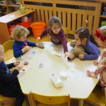 kapání kapátkem a vytváření barevných vloček